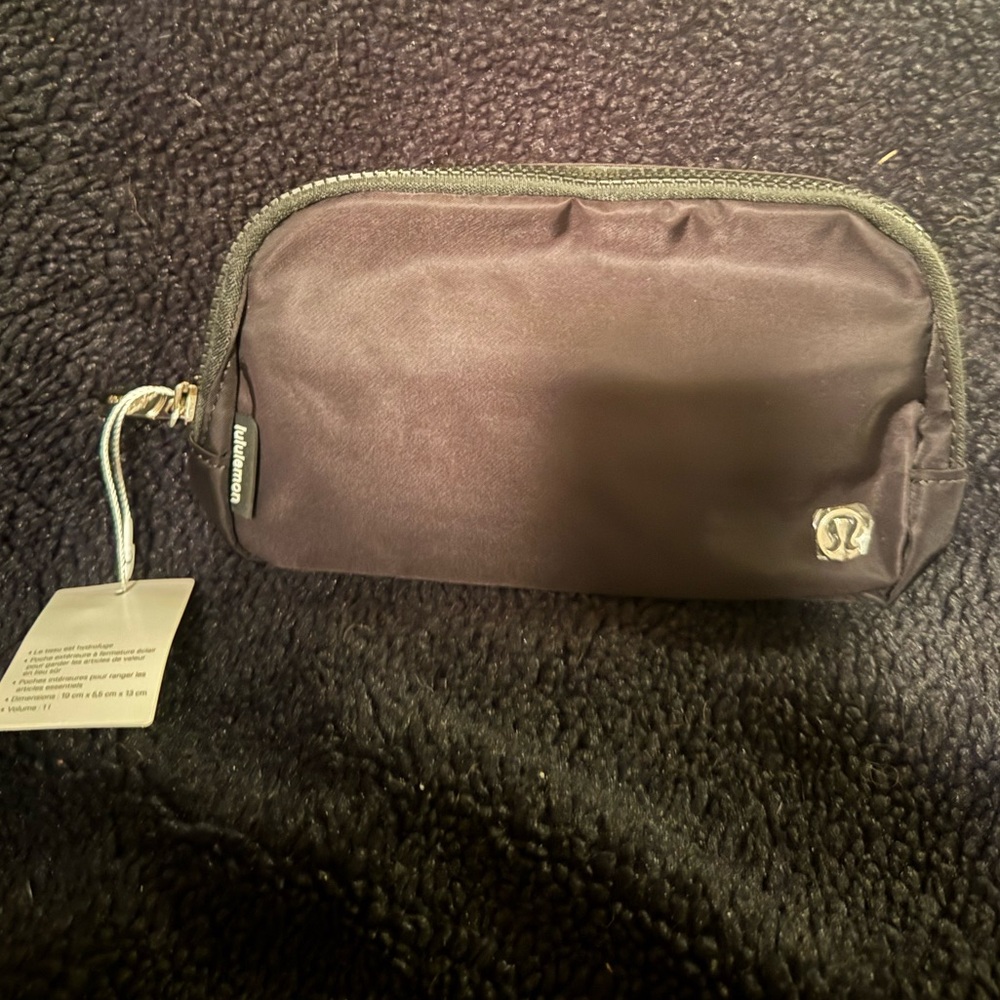 lululemon Everywhere belt bag